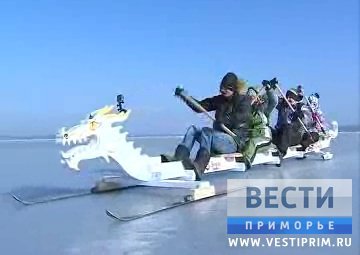滨海边疆区运动员的新娱乐项目——滑“冰龙”