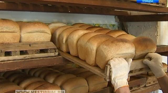 来自达利涅列琴斯克的和睦大家庭马努科杨在自己的面包房烤出了“社会面包”