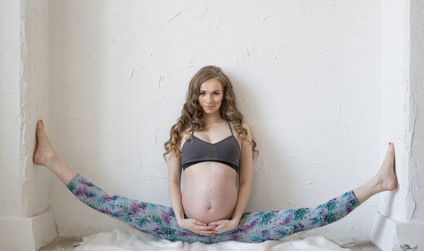 俄罗斯孕妇怀着二胎练瑜伽，剽悍的人生不需要解释