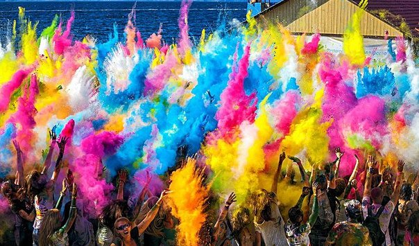 8月13日在符拉迪沃斯托克昆卡士尼海滩举行印度色彩节。