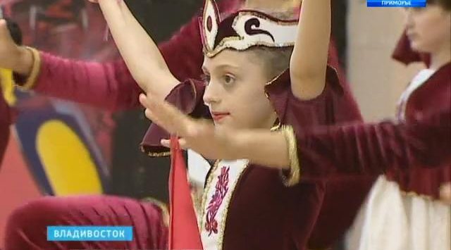 “亚美尼亚“舞蹈团为了参加第四届滨海边疆区的民族代表大会正在筹备新的节目。