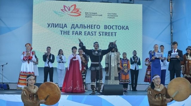 俄罗斯岛远东联邦大学花岗石堤岸的“远东街道” 联欢节开幕了