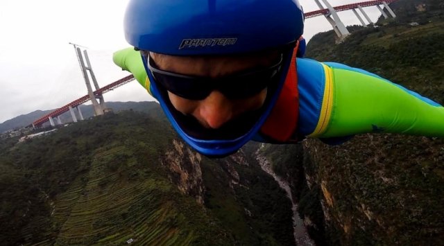 符拉迪沃斯托克的定点跳伞运动员，首个成功征服565米的中国大桥