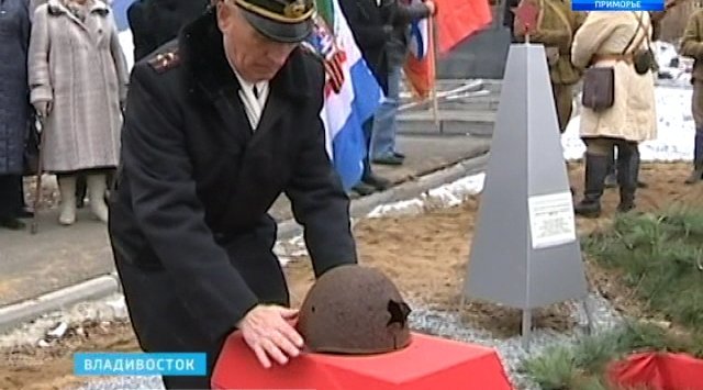 在符拉迪沃斯托克进行了伟大的卫国战争士兵弗拉基米尔·齐布尔斯基的埋葬仪式