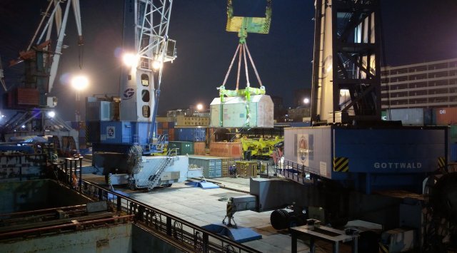 符拉迪沃斯托克贸易海港借助于专业设备保障为中国核电站转运俄罗斯设备的进行