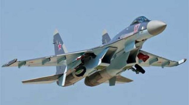 在滨海边疆区空域最新歼击机 “苏-35S” 打退了假想敌的攻击