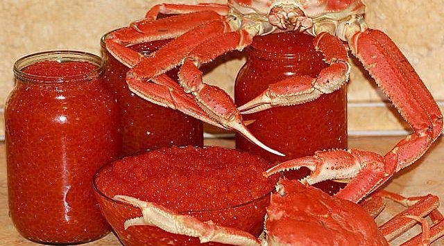 在滨海边疆区的边防人员查获1.2吨螃蟹和450升红鱼子酱