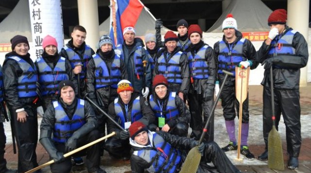 滨海边疆区的桨手参加了中国国际冬季龙舟赛