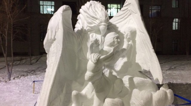 符拉迪沃斯托克大学生创造的“神鸟” 在雪雕竞赛得胜了