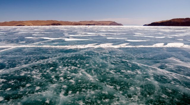 阿穆尔河上的冰层厚度足以让俄中冰球队开赛