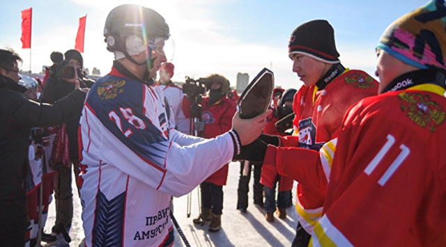 俄罗斯成人队在阿穆尔河上举行的“友谊”冰球赛中获胜