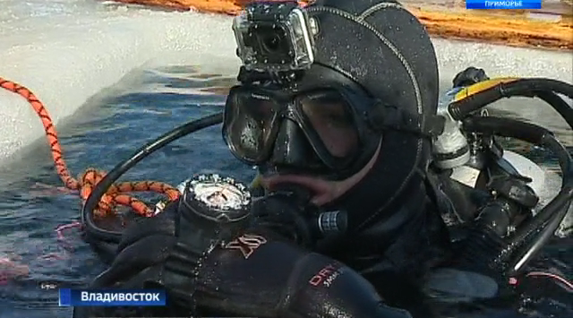 符拉迪沃斯托克世界首个冰下自由潜水竞赛举行