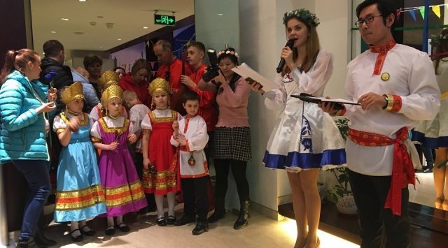 俄中民众在北京俄罗斯文化中心共庆谢肉节