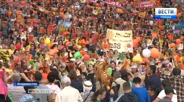 符拉迪沃斯托克约1.8万人参与老虎日嘉年华游行