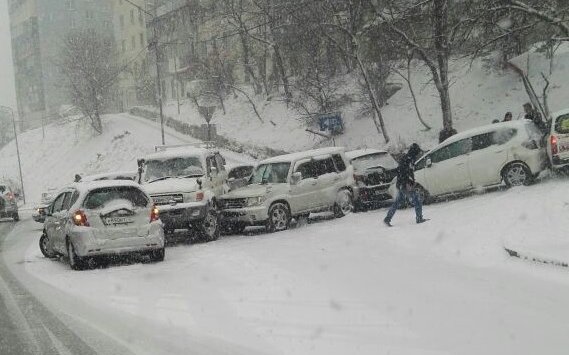 符拉迪沃斯托克大雪造成256个交通事故