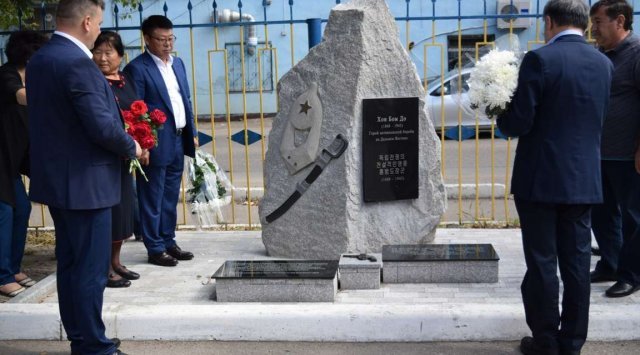 在乌苏里斯克创立朝鲜爱国者纪念碑