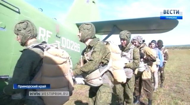 乌苏里斯克市苏沃洛夫陆军中学的学生第一次跳下降落伞
