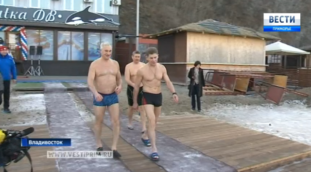 符拉迪沃斯托克冬季游泳迷再次创建他们的房子