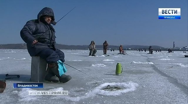 在滨海边疆区冬季钓鱼爱好者继续走行摇摇欲坠的冰上