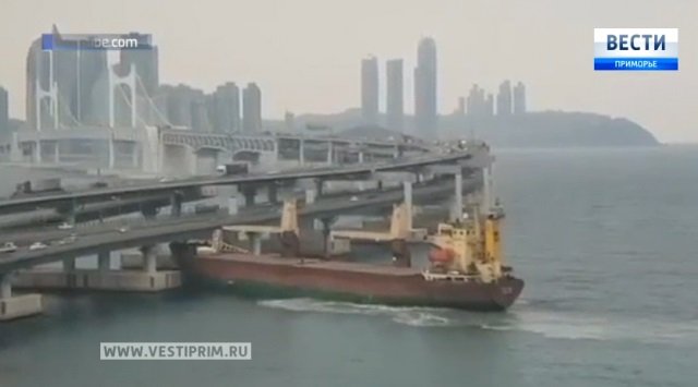撞到釜山港一座桥这艘船将送到中国装修