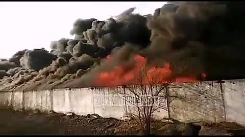 在Sibirtsevo车站建筑材料仓库发生强烈火灾