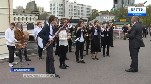 滨海艺术学院的学生们为符拉迪沃斯托克的居民举办一场致力于胜利日的音乐会