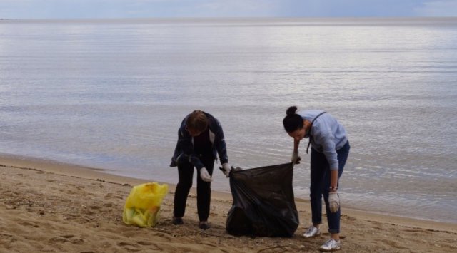 在兴凱湖和河岸和Akhlestysheva海湾滨海边疆区居民收20多立方米废物