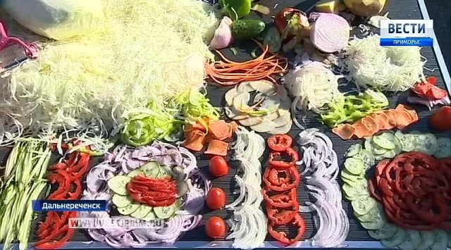 滨海边疆区少数民族在Dalnerechensk的展览会上展示了他们的饭菜